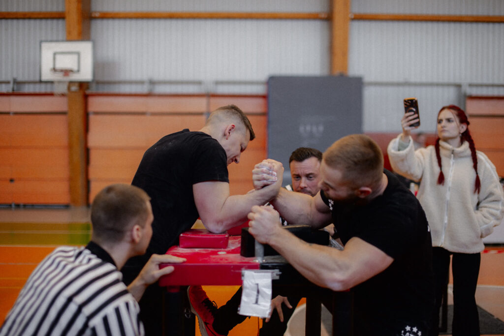 Armvrestlinga cīņa Latvijas čempionātā 2026 Cēsīs